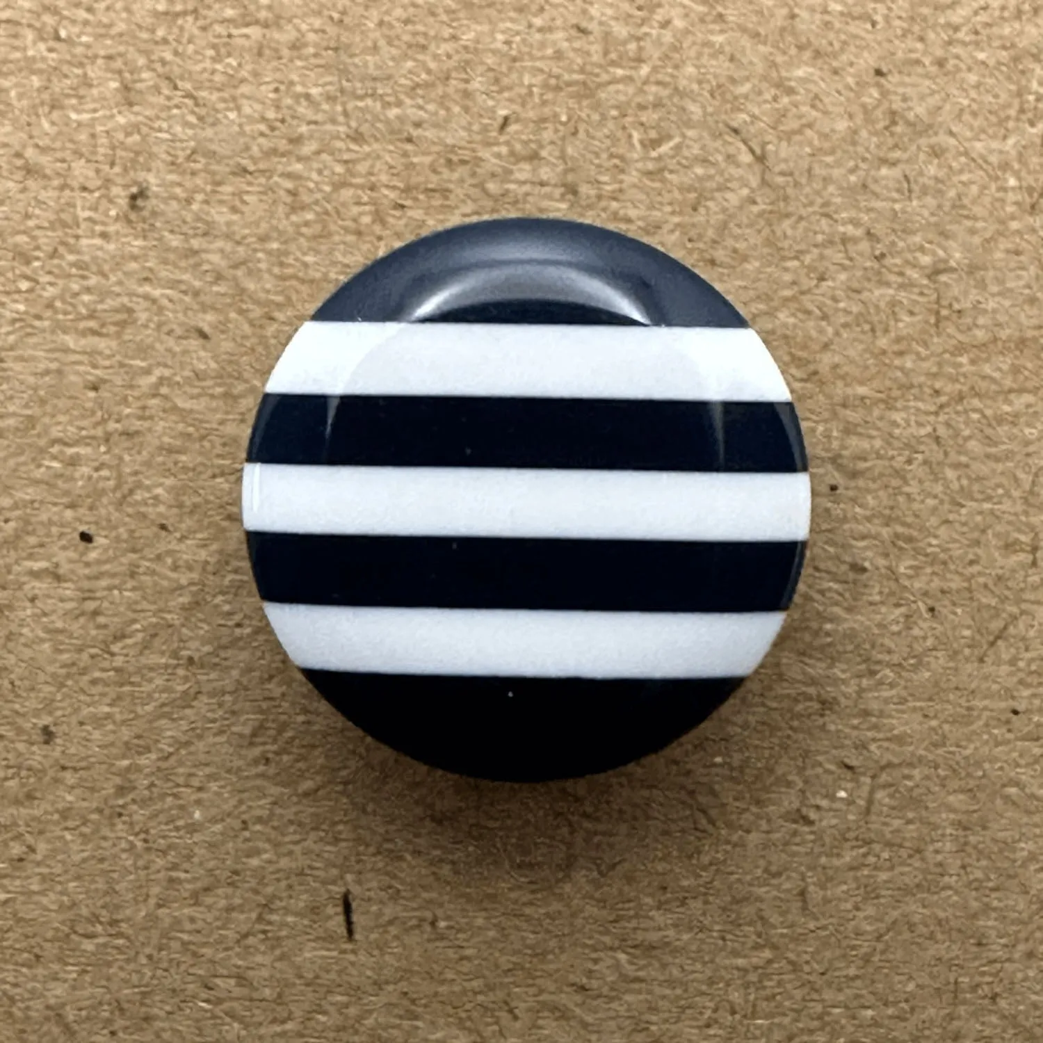 14mm Thin Striped Shank Button